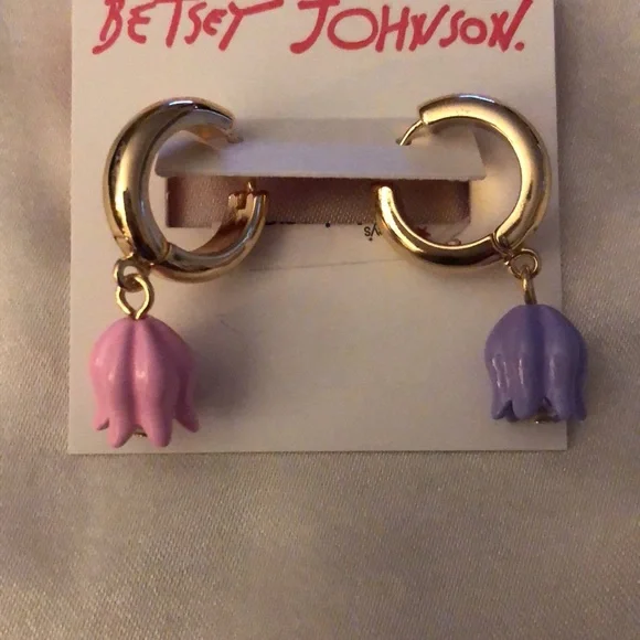 Betsey Johnson Gold Tone Huggie Hoop Earrings Mismatched Tulip Charm NWT - Picture 6 of 13